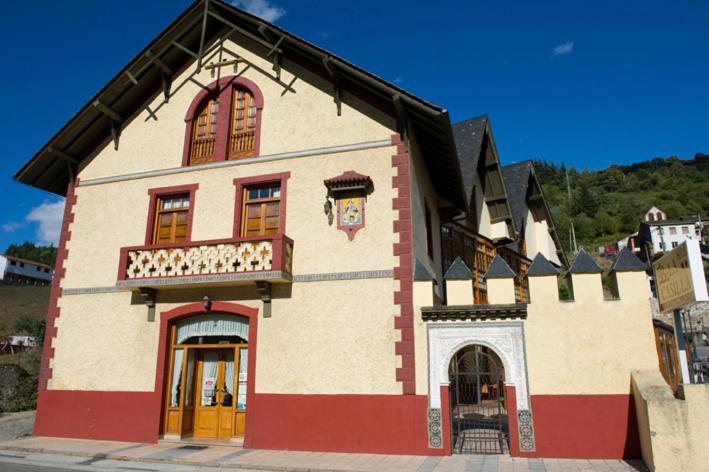 Hotel Restaurante La Casilla Cangas del Narcea Kültér fotó