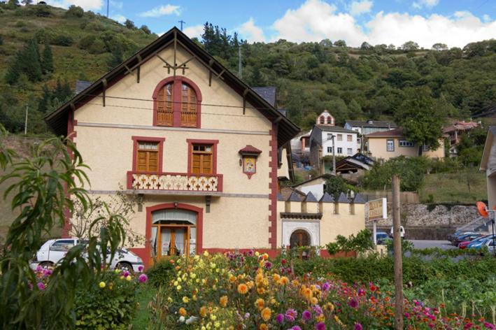 Hotel Restaurante La Casilla Cangas del Narcea Kültér fotó